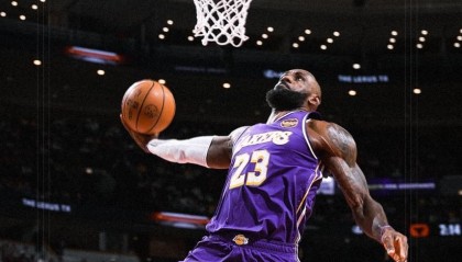 世界杯客户端更新-拒逆转！东契奇46+11创纪录，老詹24+5高开低走，怀特23+6队史第2